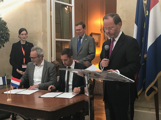 Signature le 21 mai 2019 entre M. Gottsmann, Directeur Général de l’Hôpital Fondation Rothschild et M. Hilberink, Président Directeur Général de SurgiCube® du contrat d’acquisition du nouvel équipement, à l’ambassade des Pays-Bas, sous l’égide du Ministre de la santé néerlandais.